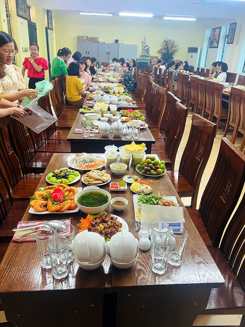 Đặt cỗ lợn mán ở Định Công