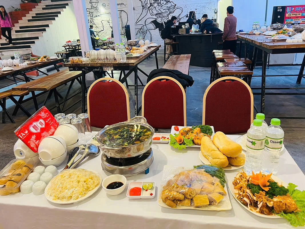 Đặt cỗ lợn mán ở Giáp Bát